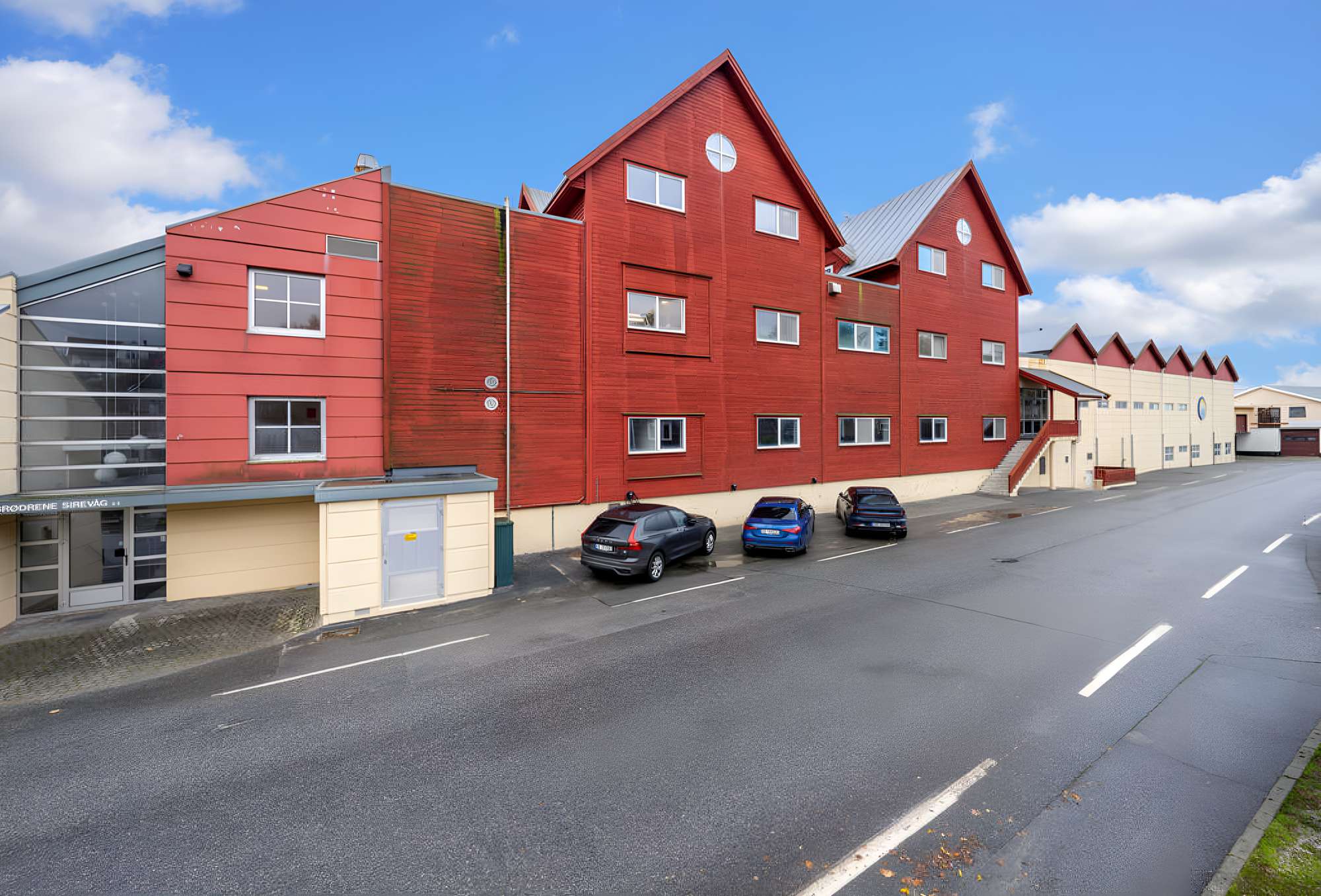 Vågen 42 – det røde næringsbygget ved kaien