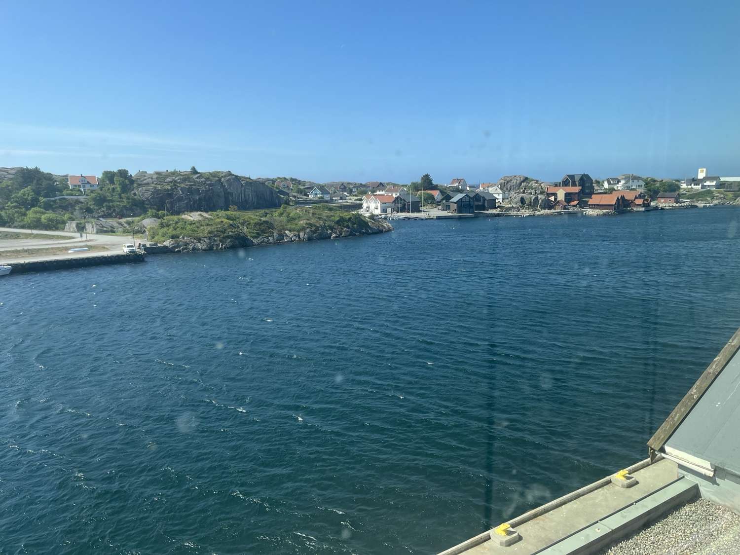 Utsikt mot Sirevåg havn fra lokalene